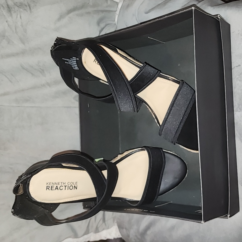 Kenneth Cole Reaction wedge